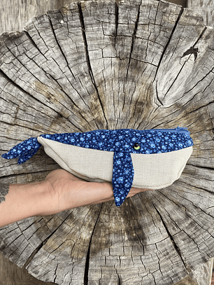 Estuche ballena azul “s” - flores celestes 