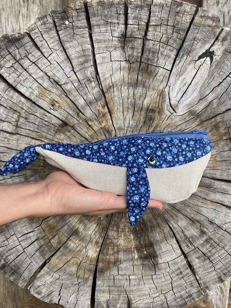Estuche ballena azul “s” - flores celestes  2