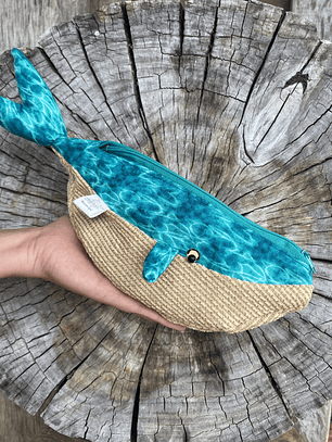 Estuche ballena azul “s” -  Agua turquesa 