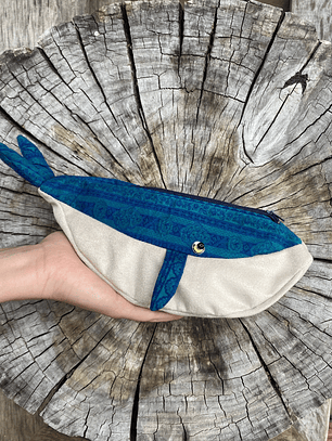 Estuche ballena azul “s” -Verde petróleo estampado 
