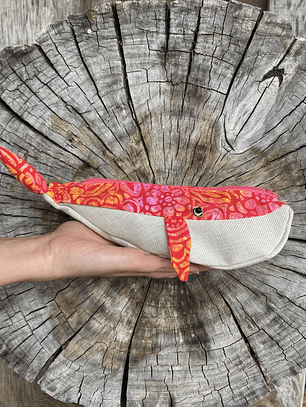 Estuche ballena azul “s” - Coral flores