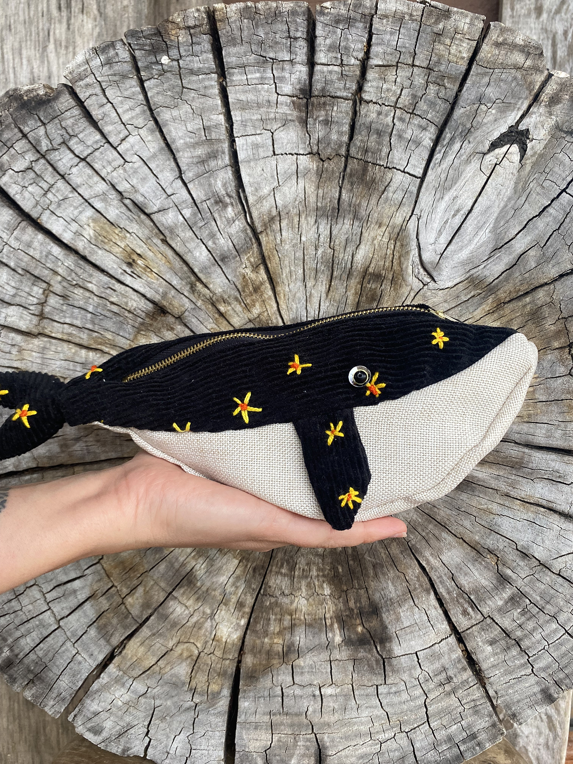 Estuche ballena azul “s” - flores bordadas  1