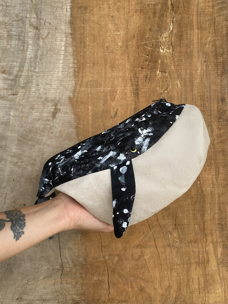 Estuche ballena azul “L” - Negra pinturita  2