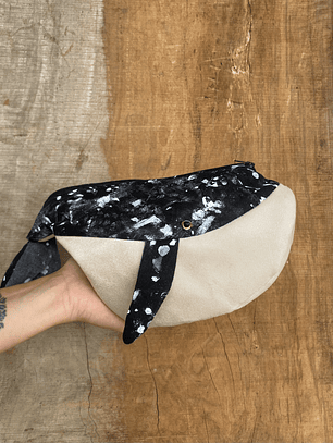 Estuche ballena azul “L” - Negra pinturita 