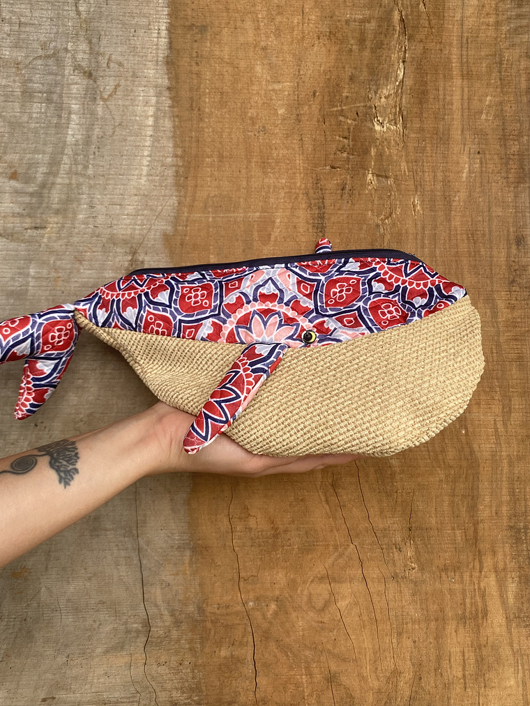 Estuche ballena azul “L” - Mandala rojo 1