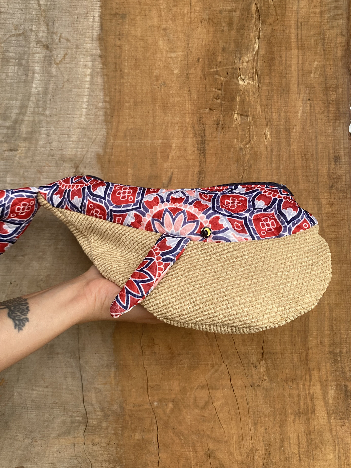 Estuche ballena azul “L” - Mandala rojo 2