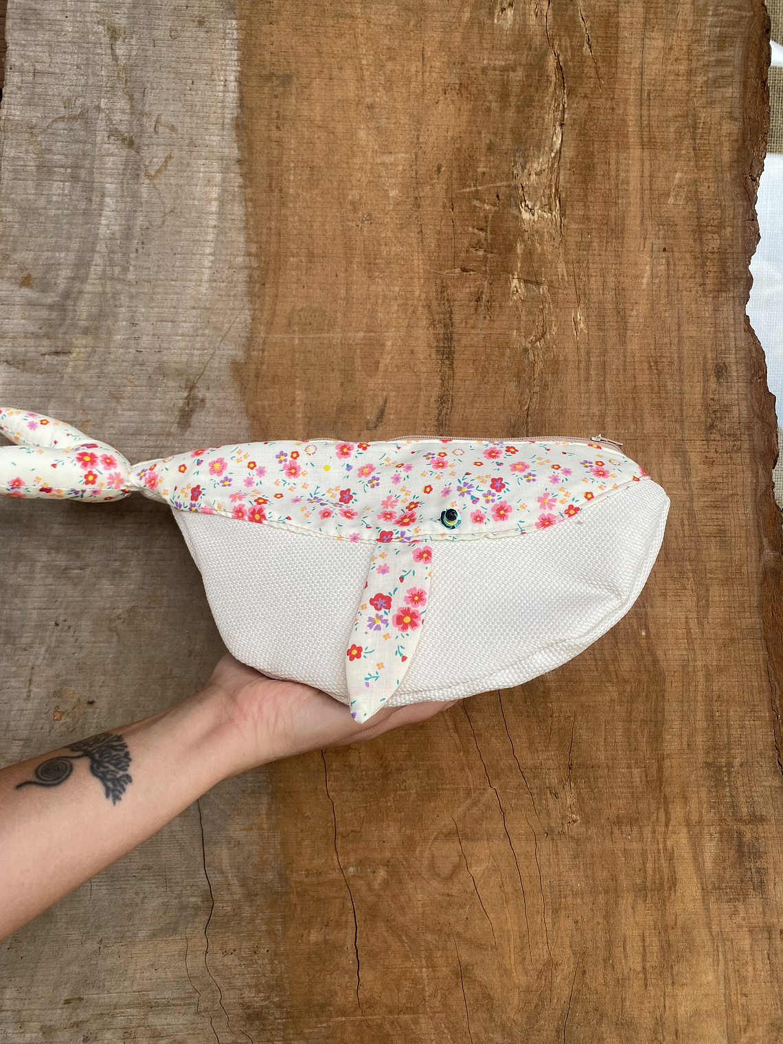 Estuche ballena azul “L” - Flores pequeñas  1