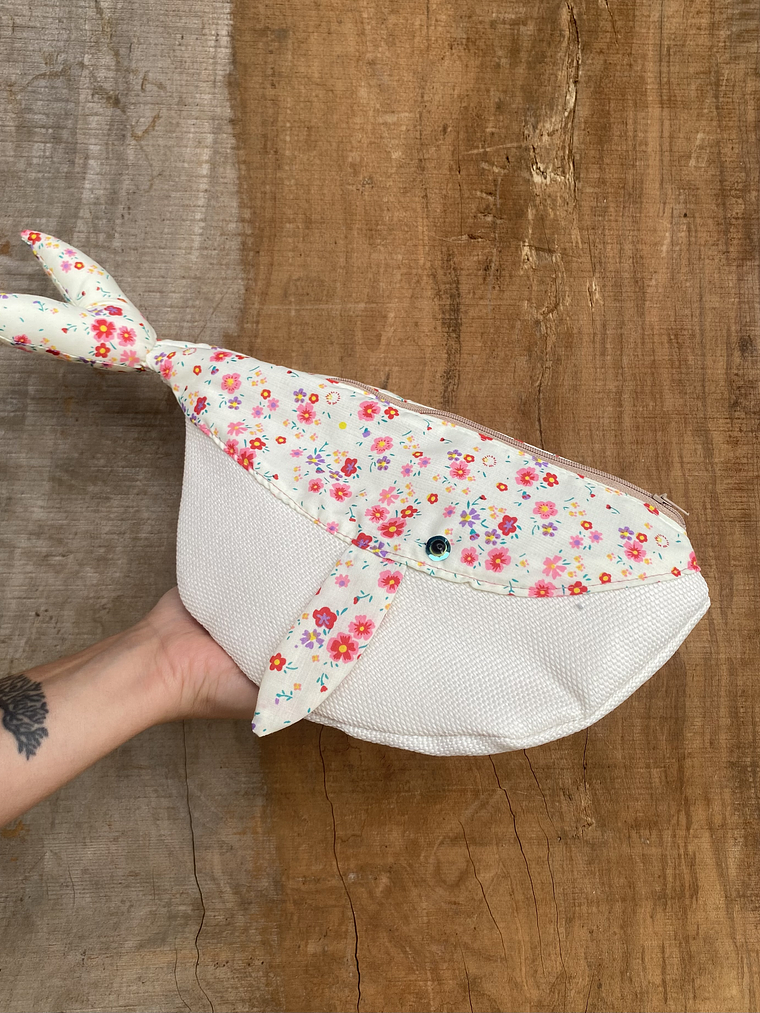 Estuche ballena azul “L” - Flores pequeñas  2