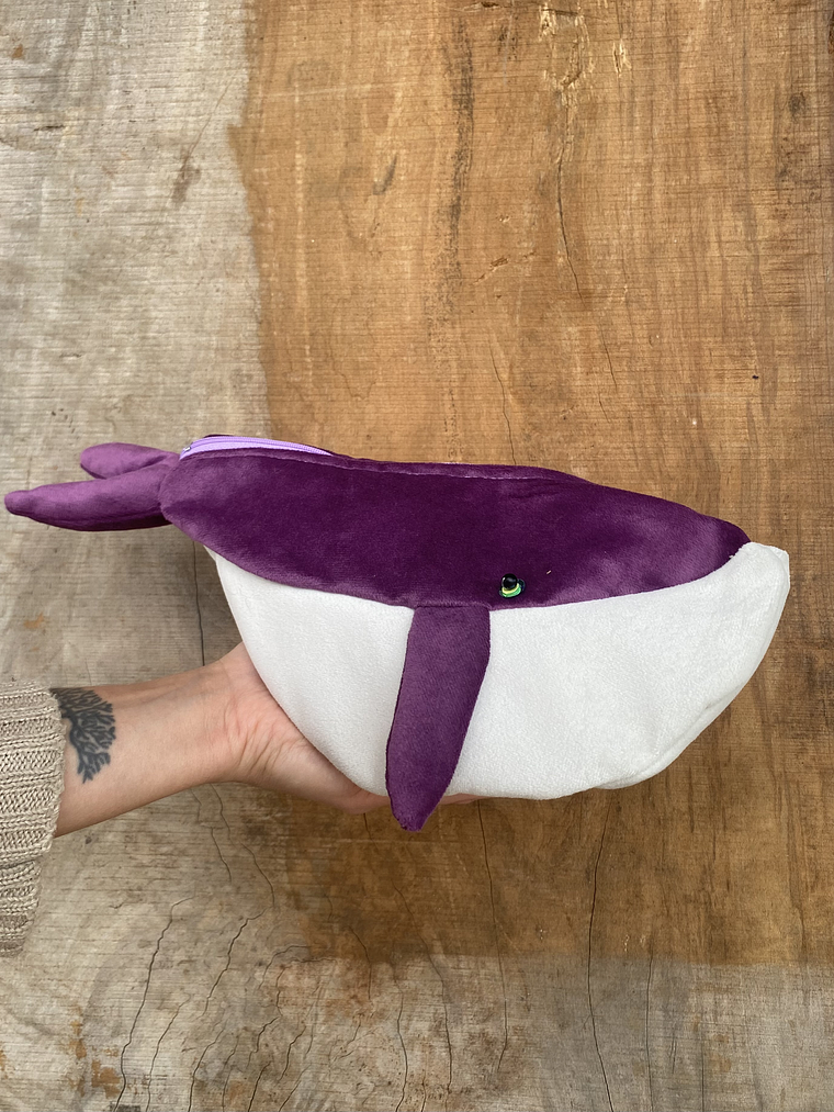 Estuche ballena azul “L”- Morada plush 2