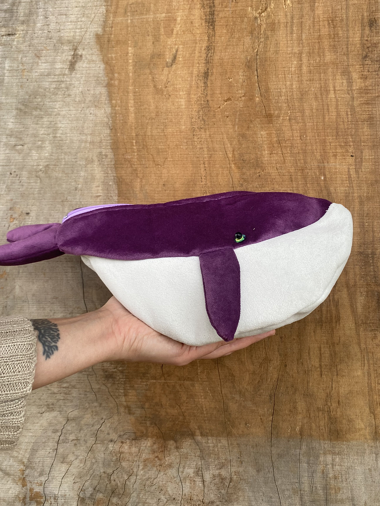Estuche ballena azul “L”- Morada plush 1