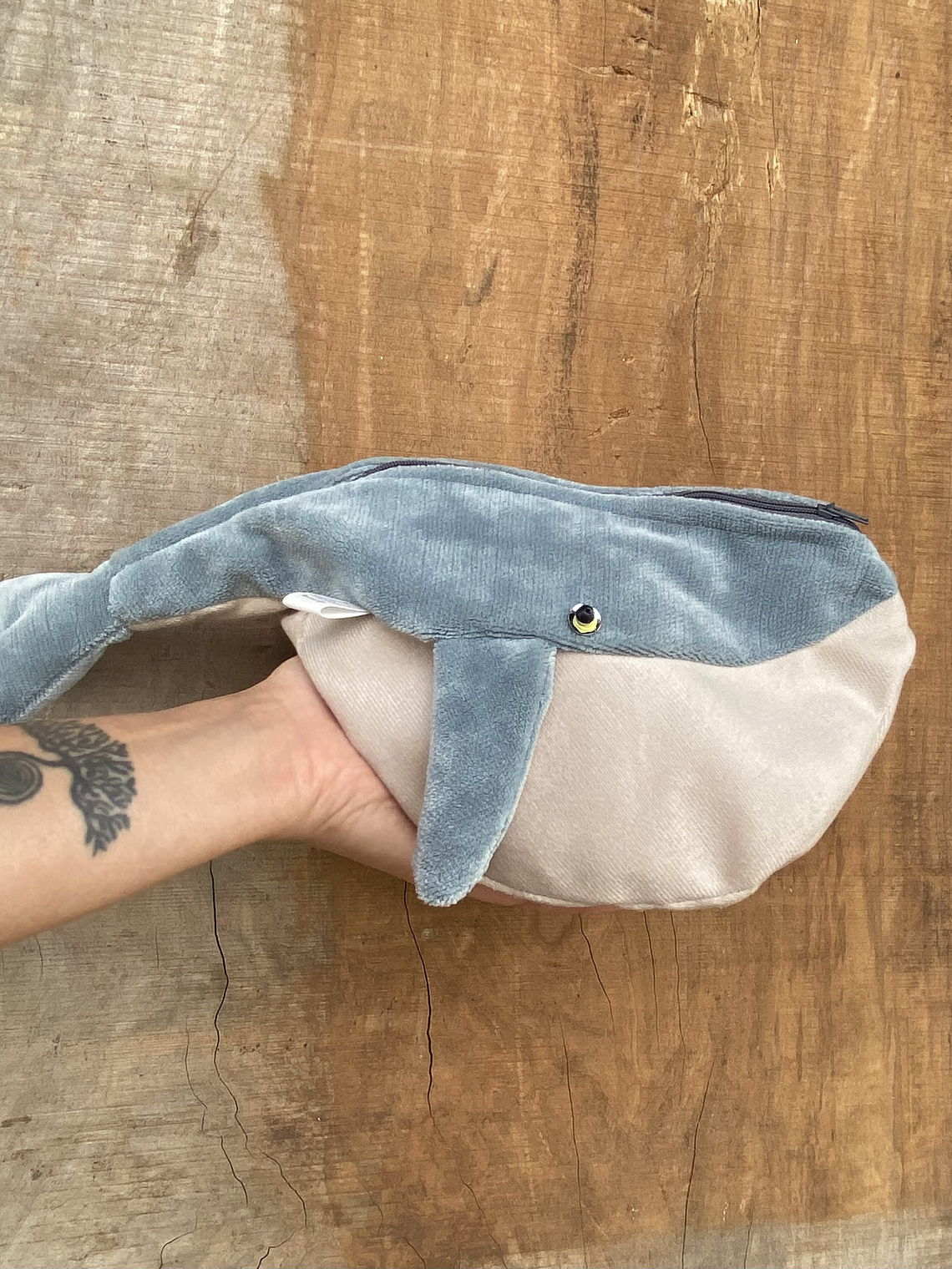 Estuche ballena azul “L”- Gris piedra plush 1