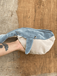 Estuche ballena azul “L”- Gris piedra plush - Miniatura 1