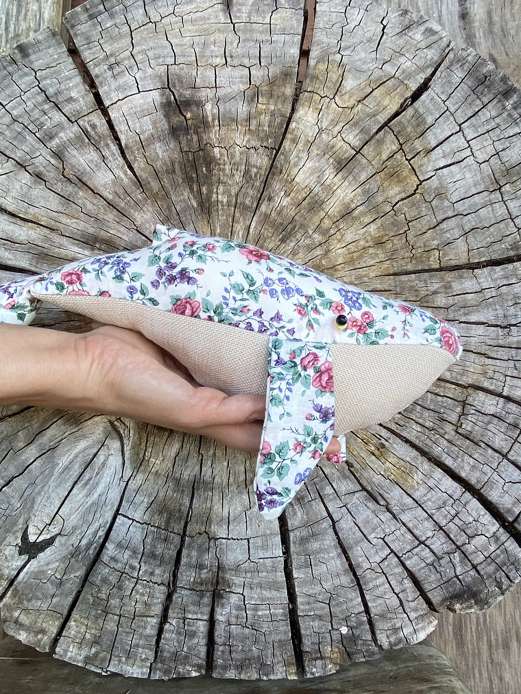 Peluche Ballena azul “S” - Rosas pequeñas  1