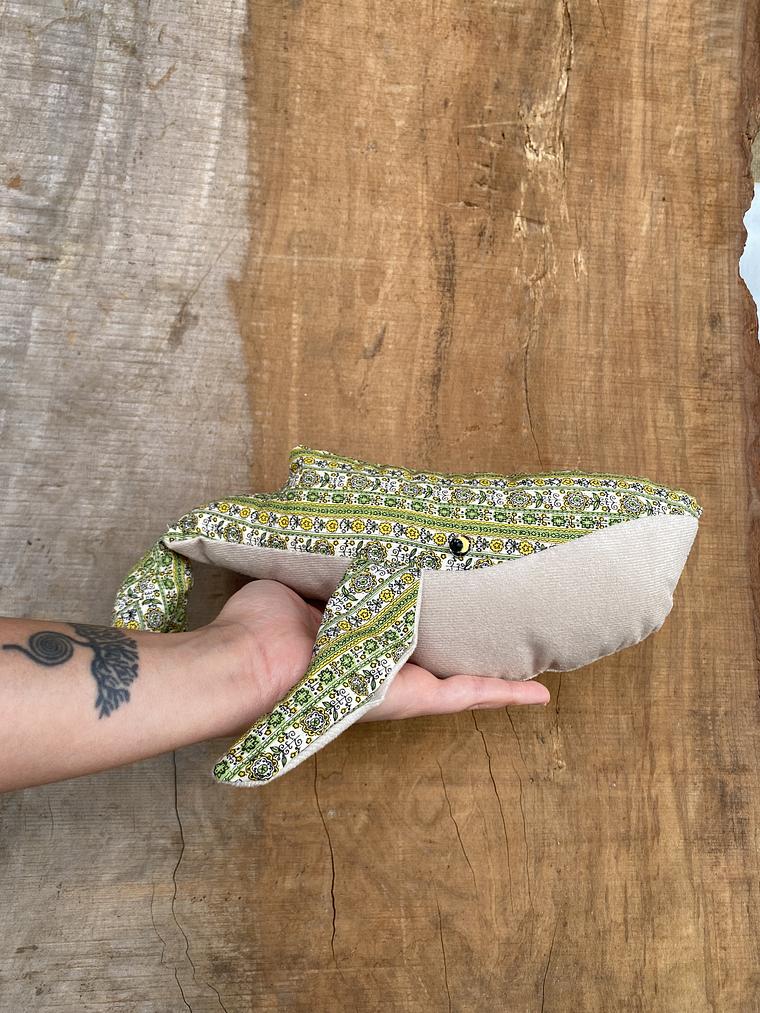 Peluche Ballena azul “S”- verde estampado  1