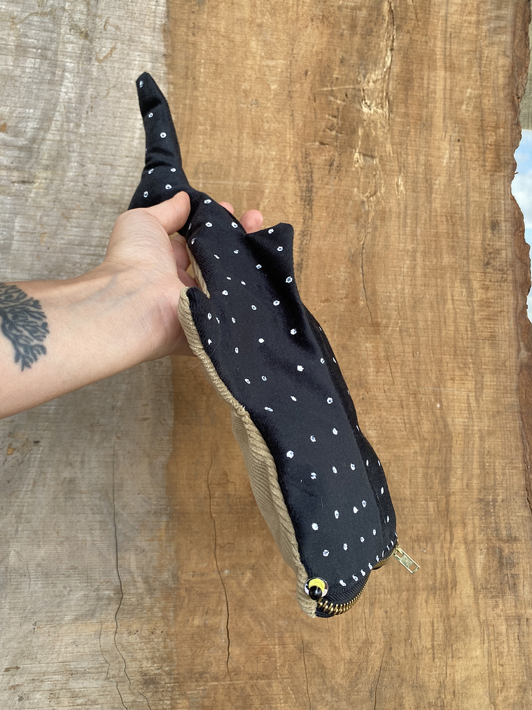 Estuche Tiburón ballena - Negra 2