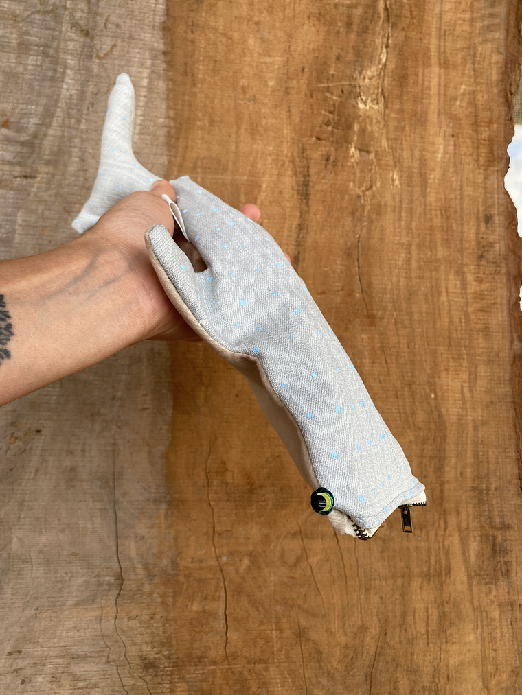 Estuche Tiburón ballena - jeans claro / brillante en la oscuridad  2