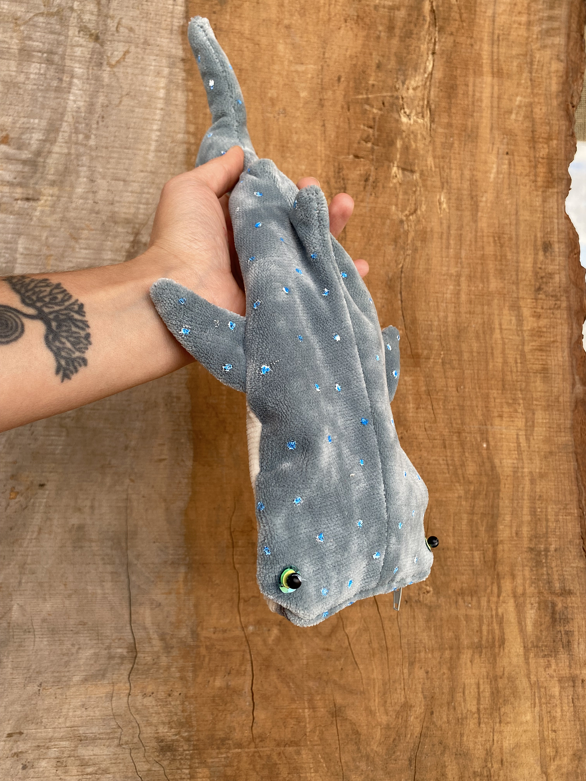 Estuche Tiburón ballena - Gris piedra  1