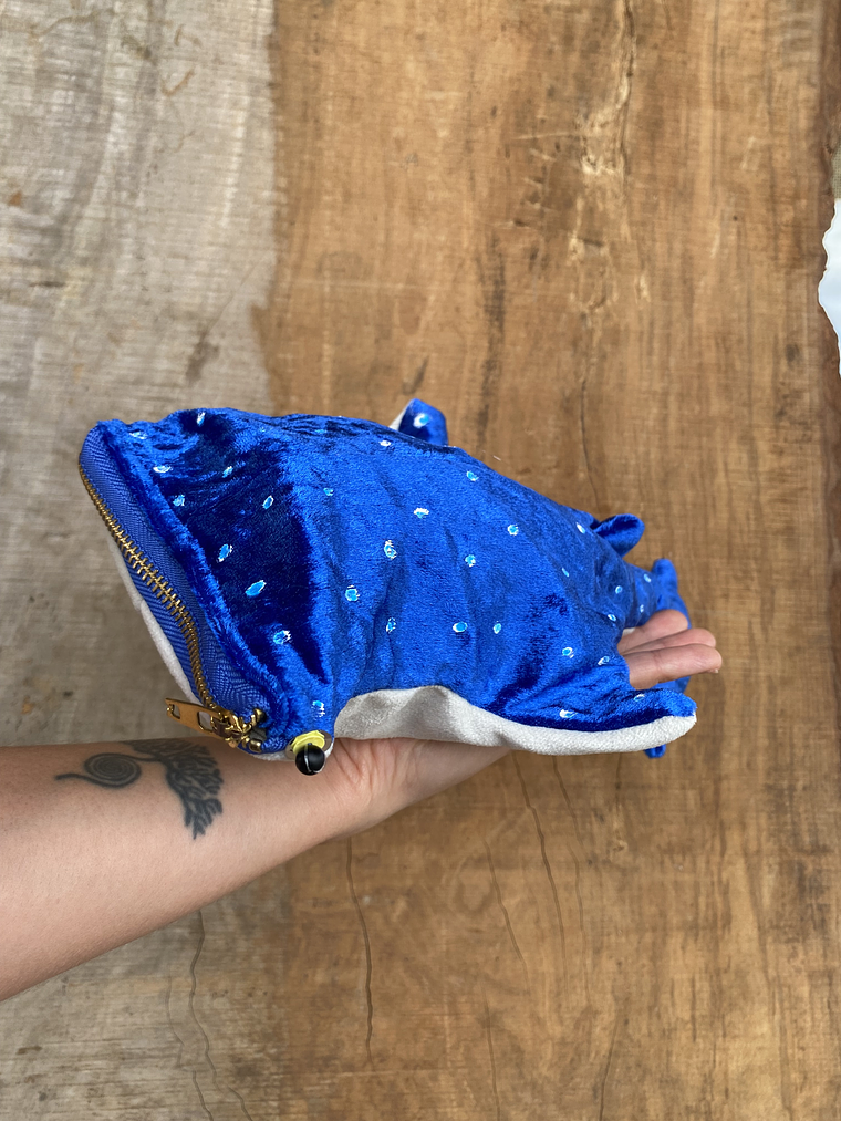 Estuche Tiburón ballena - Azul zur / brilla en la oscuridad  2