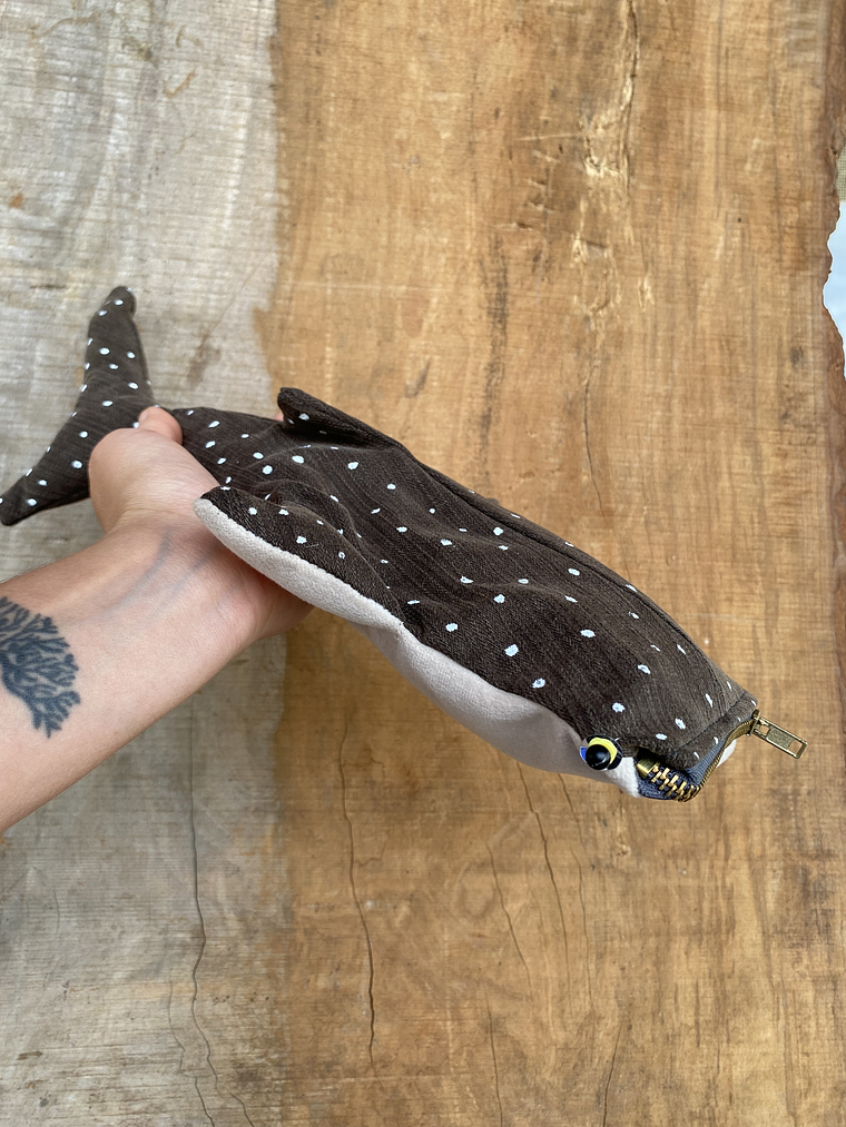 Estuche Tiburón ballena - Cafe 1