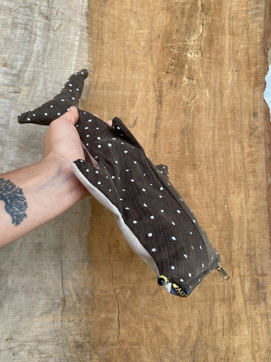 Estuche Tiburón ballena - Cafe 2