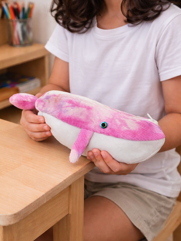 Estuche ballena azul “s” teñido rosa  1