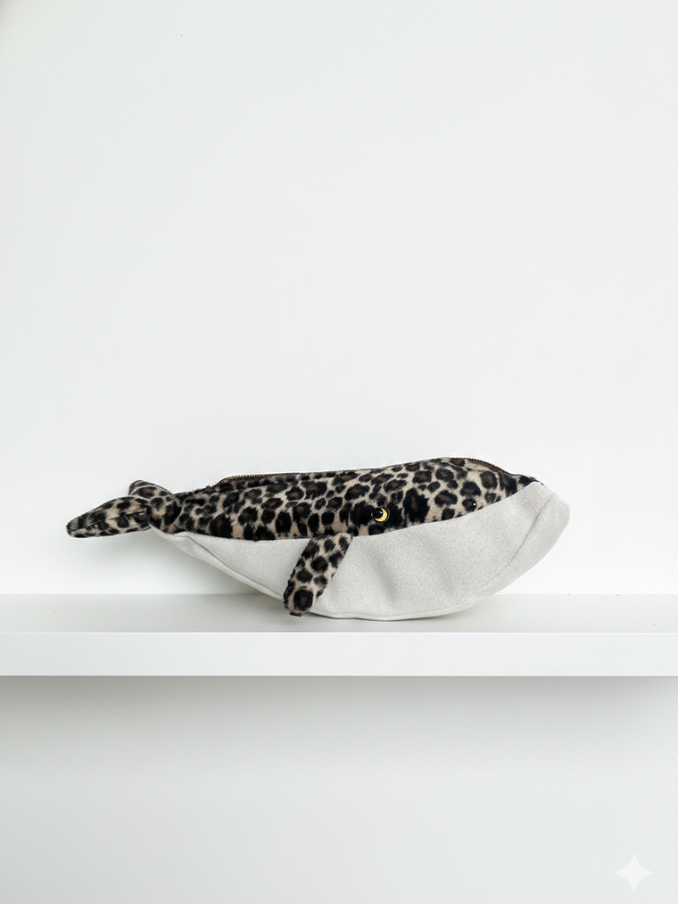 Estuche ballena azul “s” leopardo 1