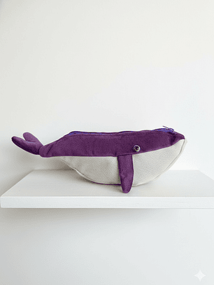 Estuche ballena azul “s” morada