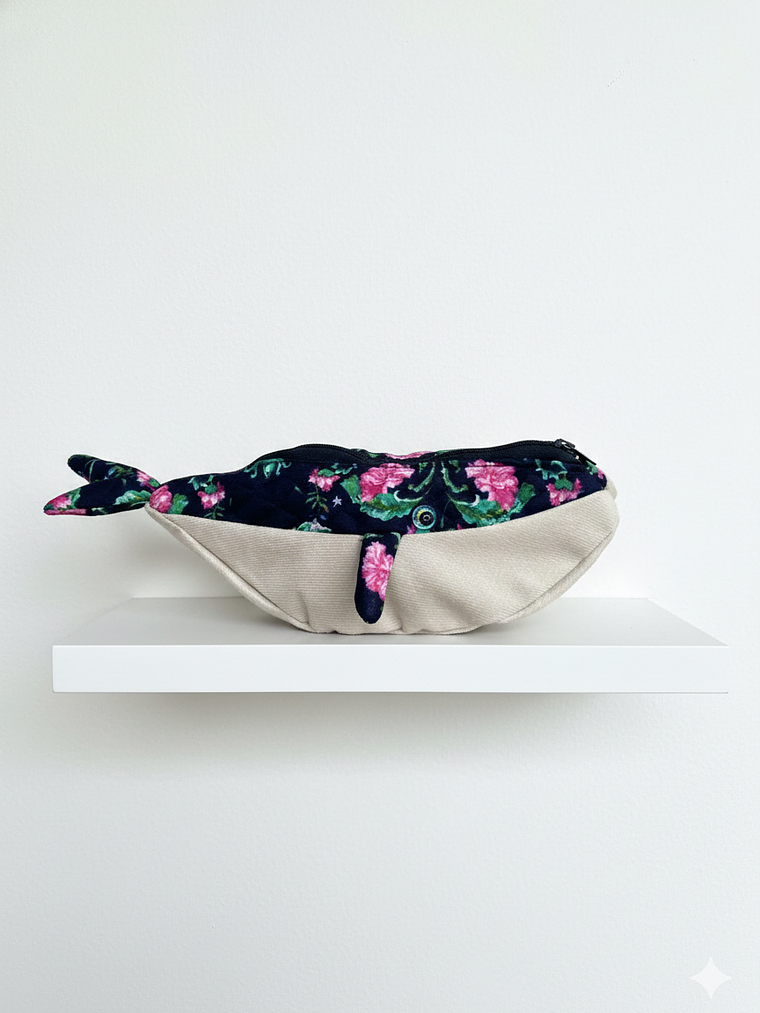 Estuche ballena azul “s” - acolchada rosas  1