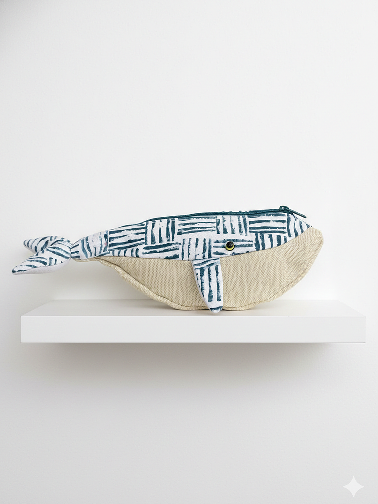 Estuche ballena azul “s” - Líneas azules 1