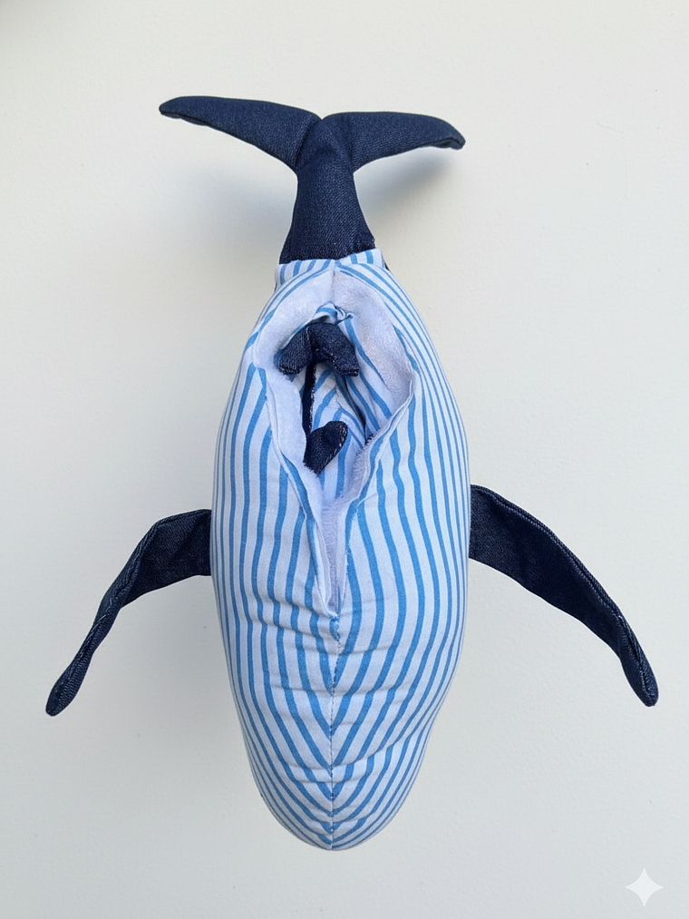 Peluche Ballena azul “M” + Ballenato trasportable  2