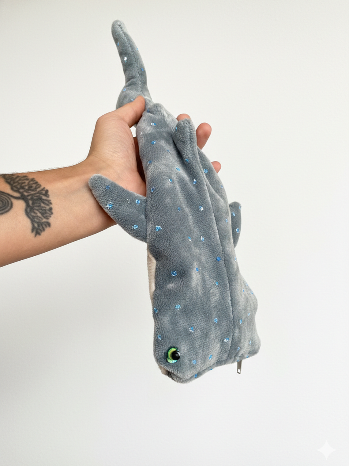 Estuche Tiburón ballena - Gris piedra  1