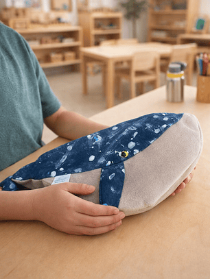 Estuche ballena azul “m” brilla en la oscuridad 