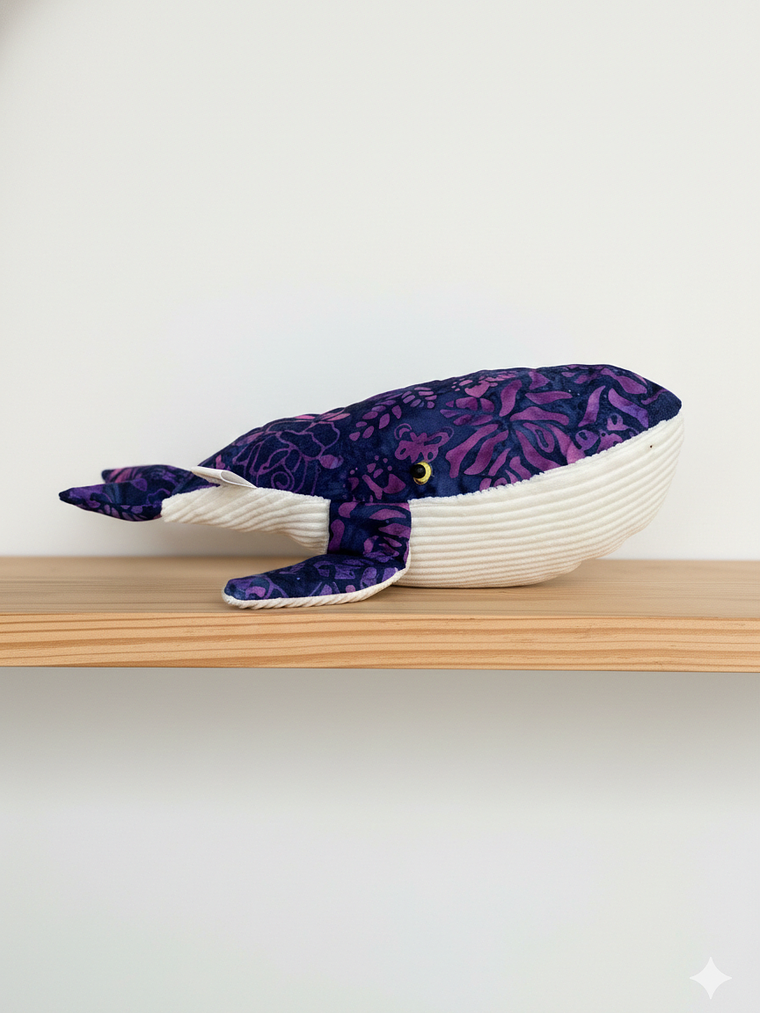 Peluche Ballena azul “S” - Estampado morado 1
