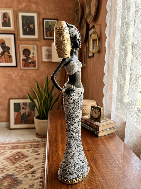 Elegancia Ancestral - Estatuilla "Portadora de Abundancia"
