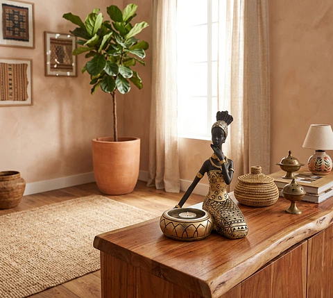 "Elegancia Étnica" – Figura de Mujer Africana en Oro y Negro