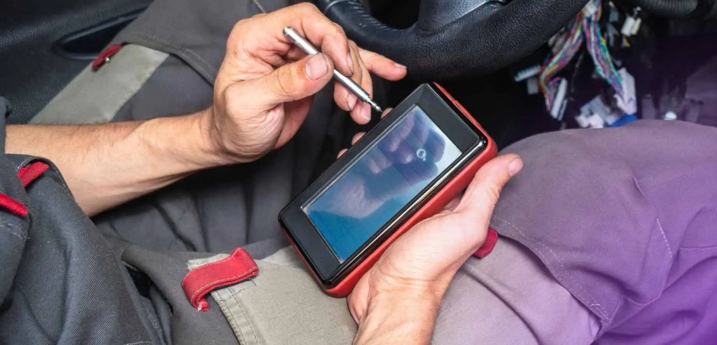 Cómo apagar la luz de advertencia del motor (con y sin escáner)