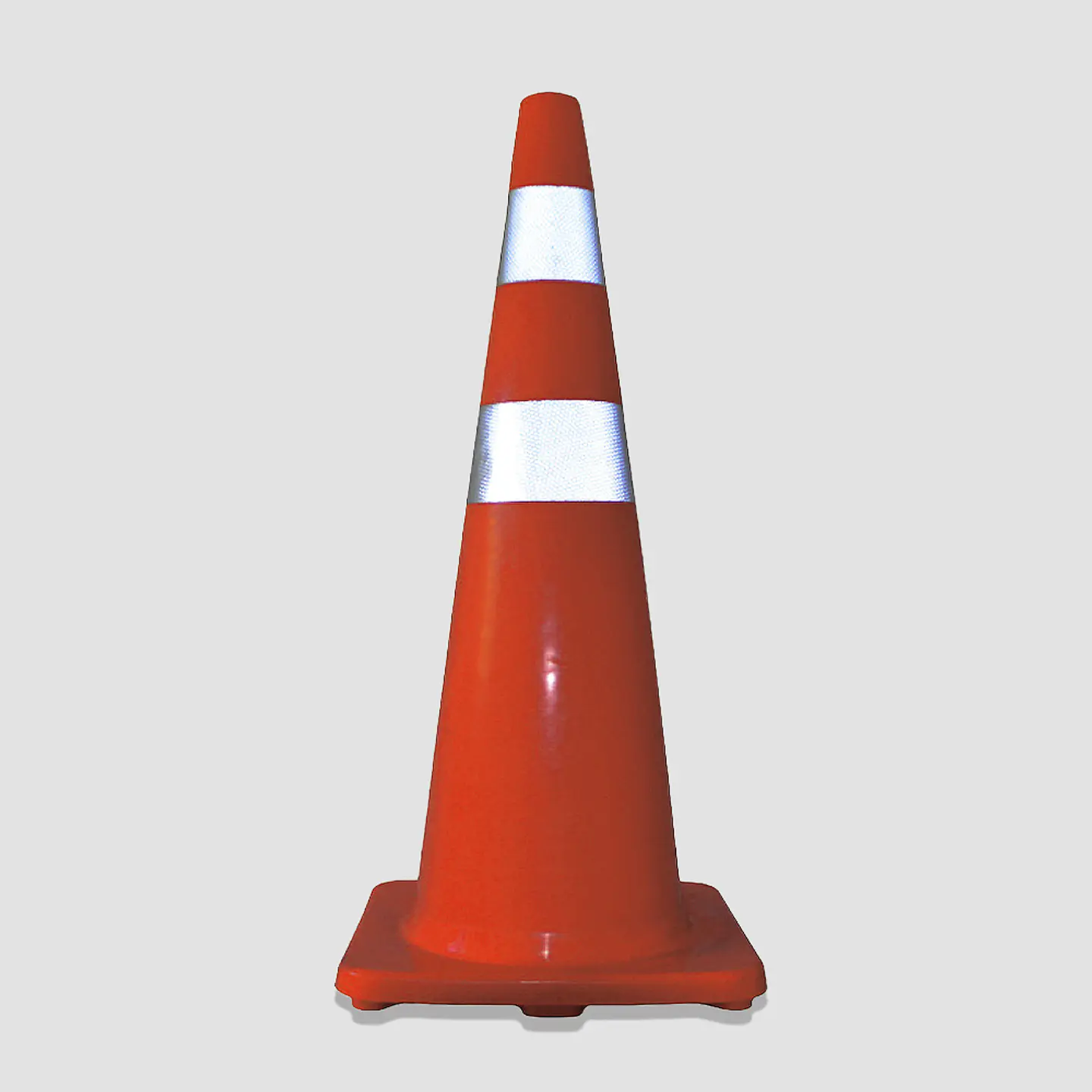 Cono Reflectante 36” PVC Alta Resistencia – Base Cuadrada 36×36 cm, Doble Cinta Diamantada 2” (Base Liviana) 1