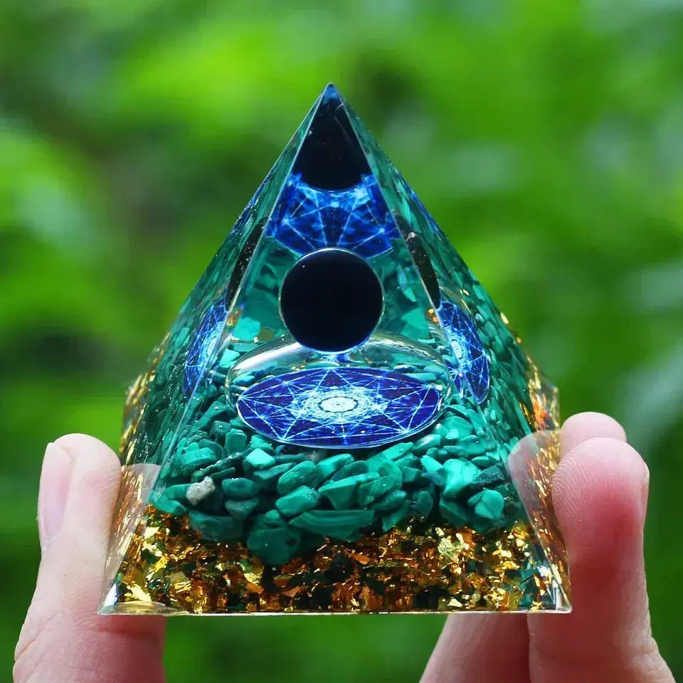 Pirâmide de Orgonite com Ametista para Meditação e Decoração 2
