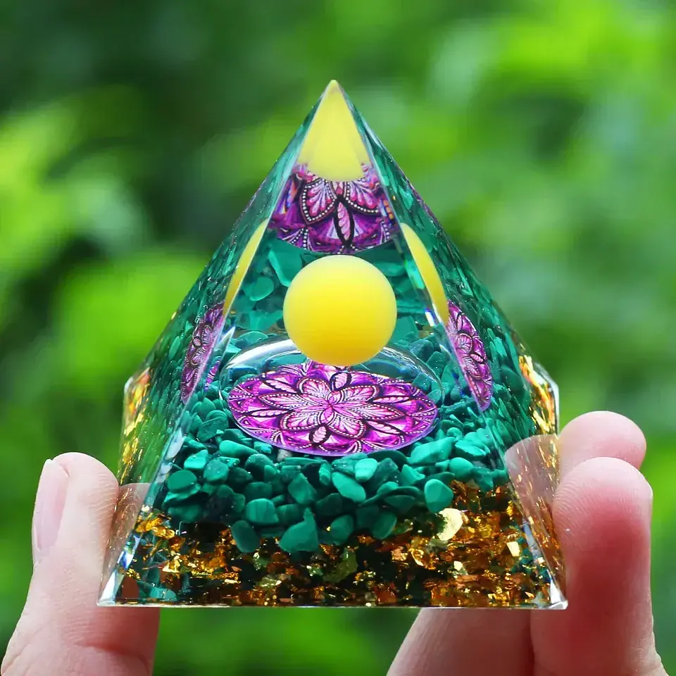 Pirâmide de Orgonite com Ametista para Meditação e Decoração 12