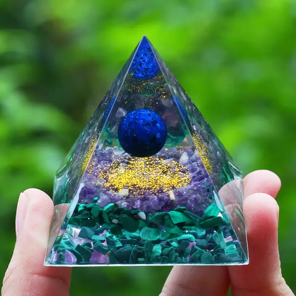 Pirâmide de Orgonite com Ametista para Meditação e Decoração 13