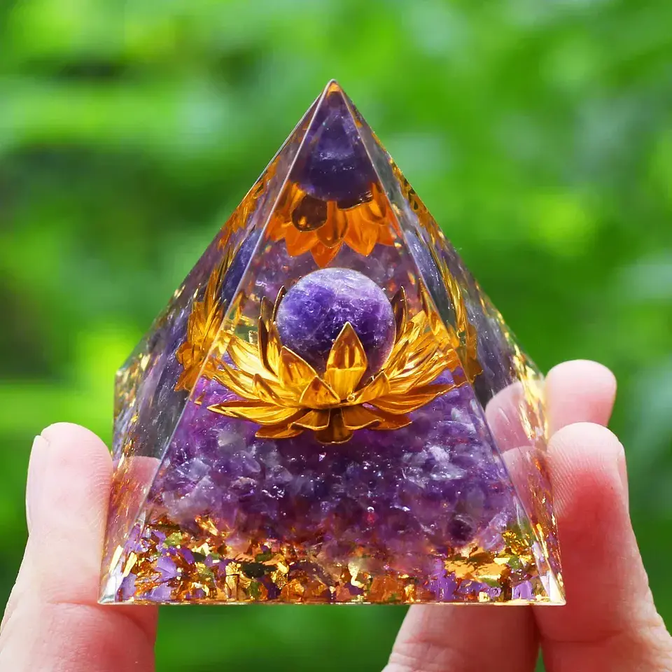 Pirâmide de Orgonite com Ametista para Meditação e Decoração 14