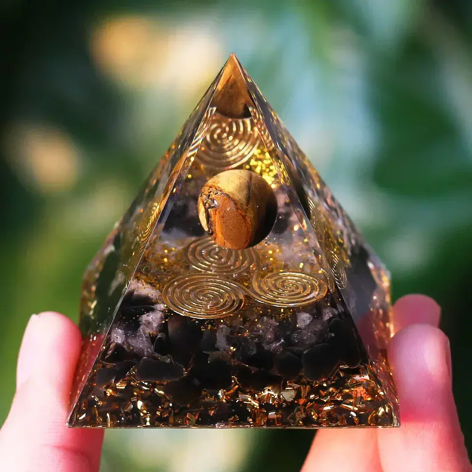 Pirâmide de Orgonite com Ametista para Meditação e Decoração 16