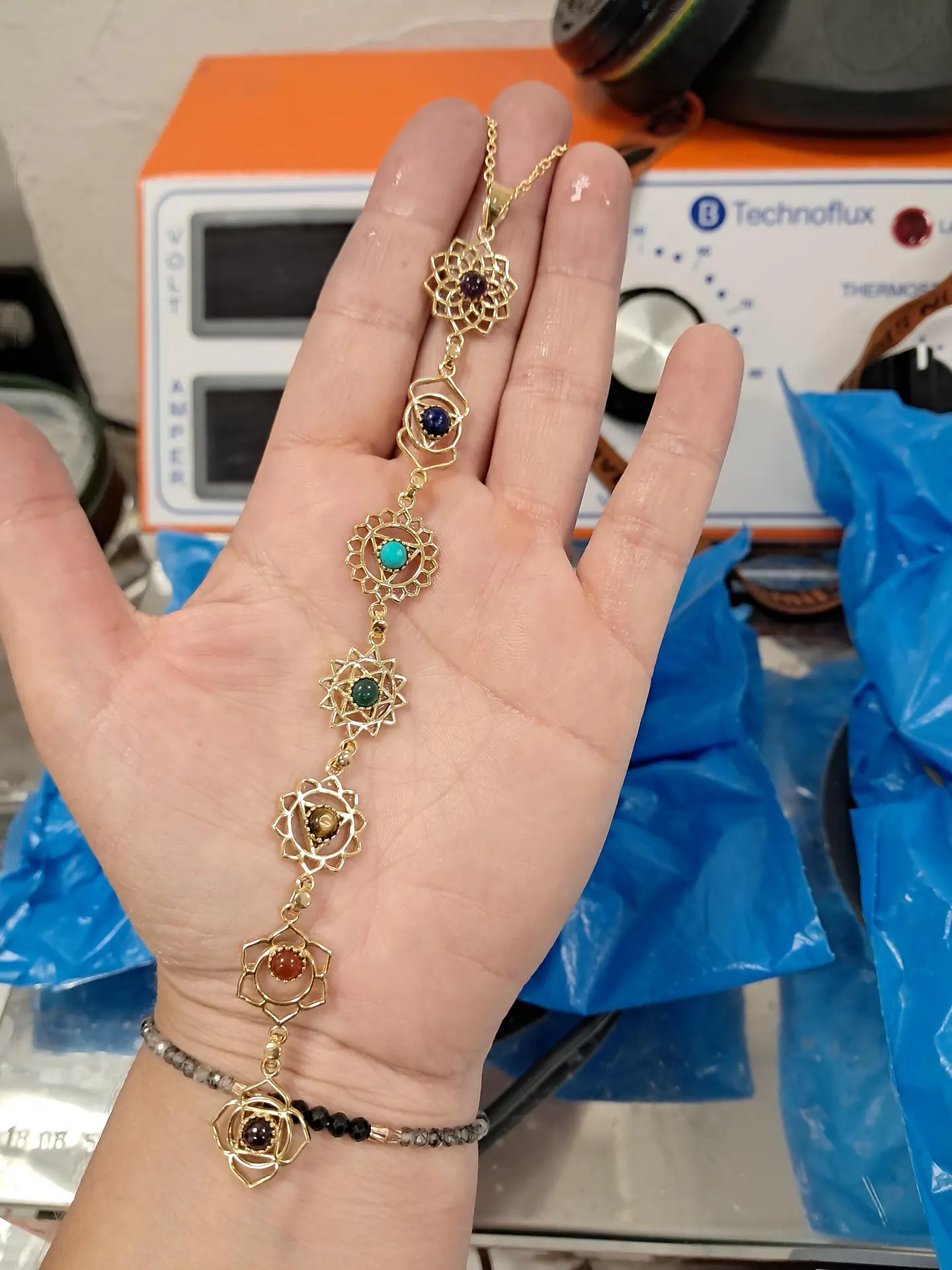 Pingente de pedra dos chakras - colar do karma - colar delicado dourado - colar em camadas - joias dos chakras 7