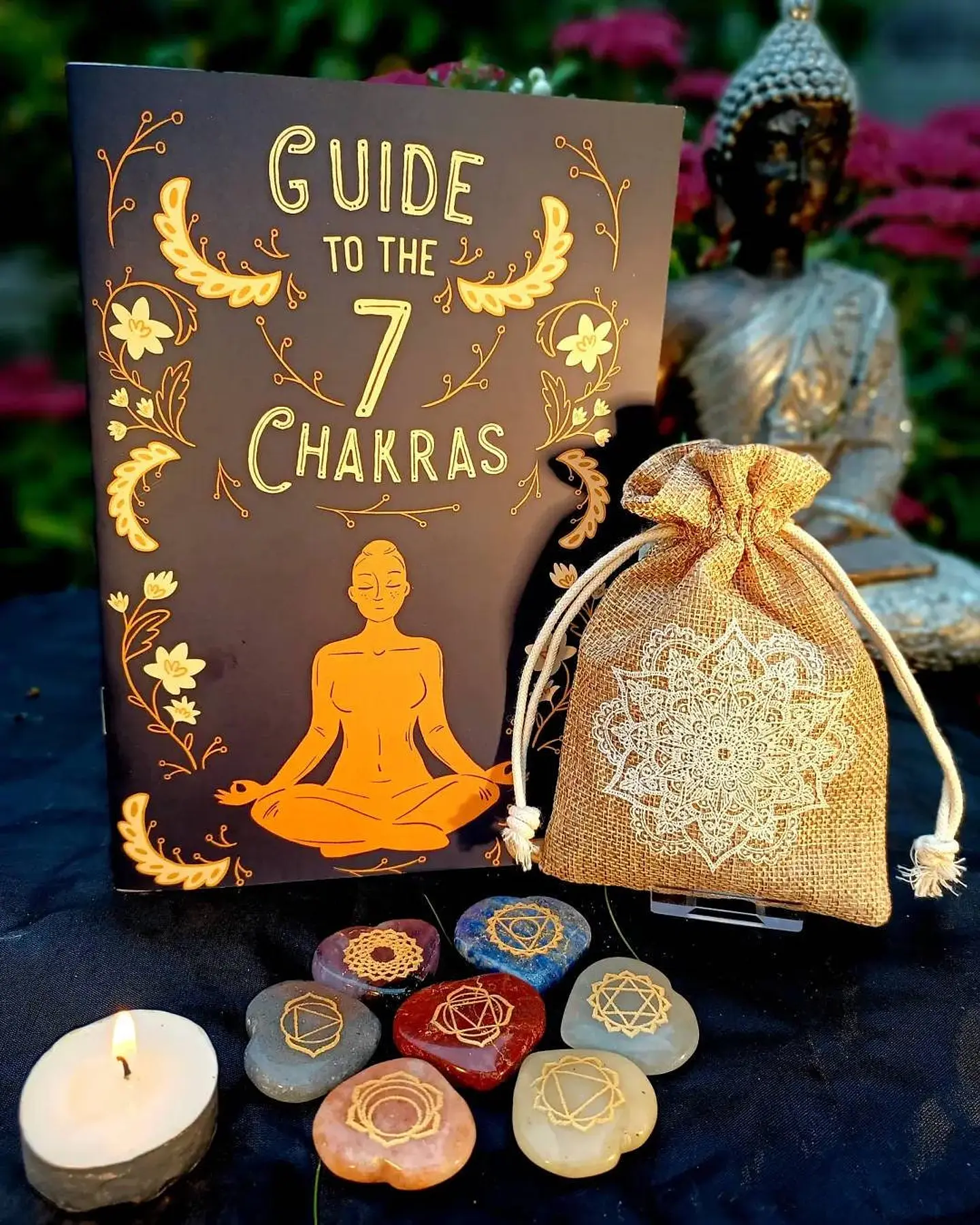 Conjunto de sete pedras dos chakras com guia e bolsa, esculpidas à mão, em formato de coraçãoovalcírculo. 1