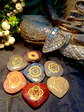 Conjunto de sete pedras dos chakras com guia e bolsa, esculpidas à mão, em formato de coraçãoovalcírculo. - thumbnail 2