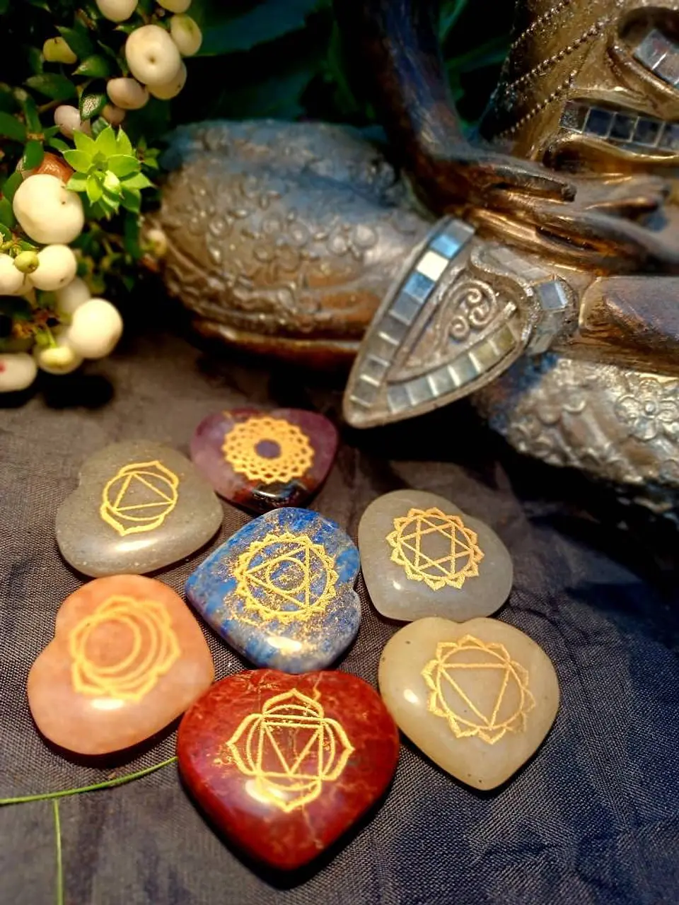 Conjunto de sete pedras dos chakras com guia e bolsa, esculpidas à mão, em formato de coraçãoovalcírculo. 2