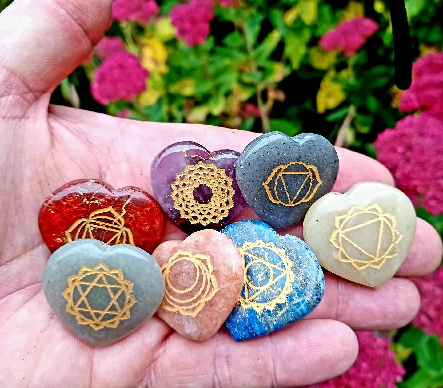 Conjunto de sete pedras dos chakras com guia e bolsa, esculpidas à mão, em formato de coraçãoovalcírculo. 3