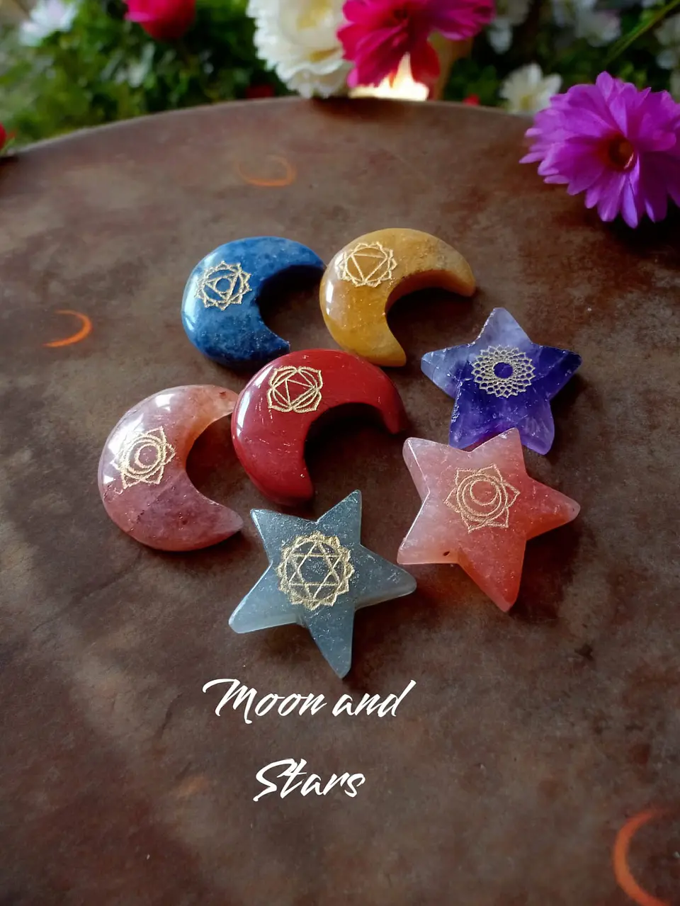 Conjunto de sete pedras dos chakras com guia e bolsa, esculpidas à mão, em formato de coraçãoovalcírculo. 4