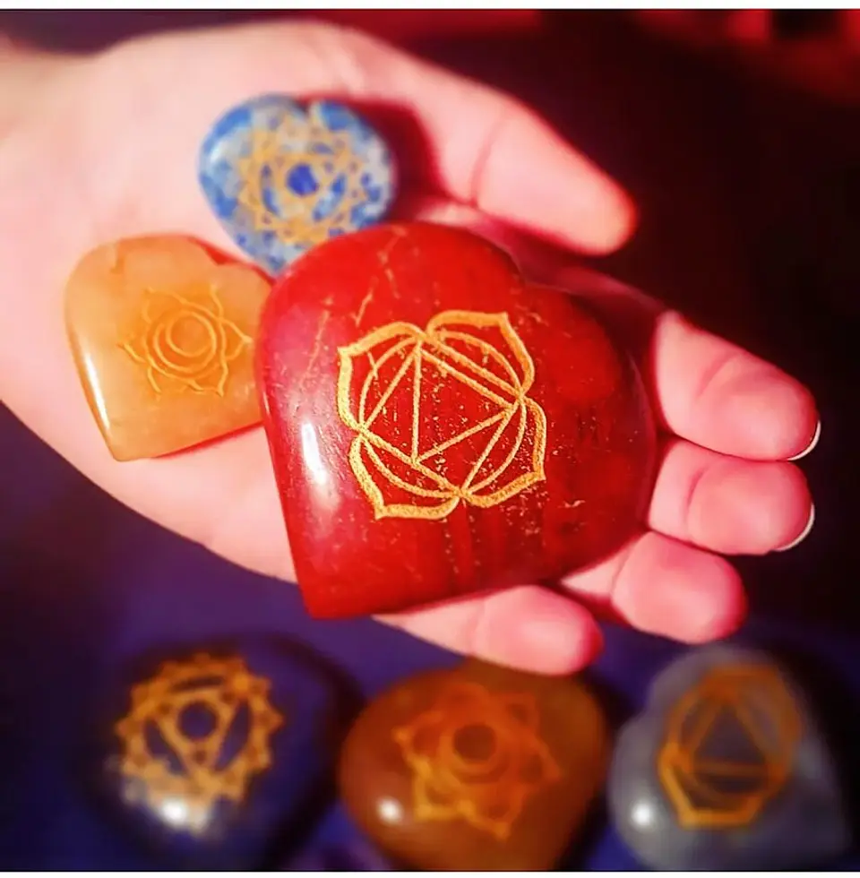 Conjunto de sete pedras dos chakras com guia e bolsa, esculpidas à mão, em formato de coraçãoovalcírculo. 5