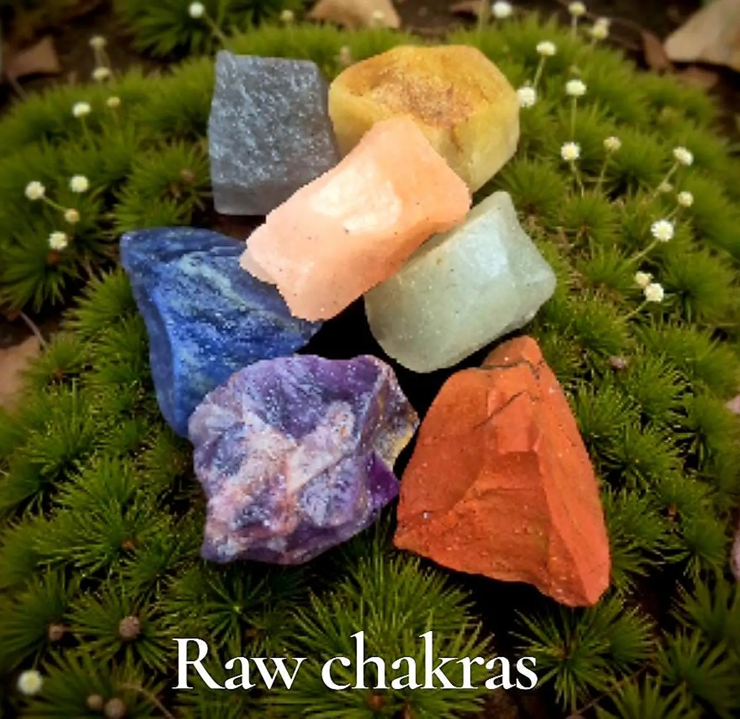 Conjunto de sete pedras dos chakras com guia e bolsa, esculpidas à mão, em formato de coraçãoovalcírculo. 7